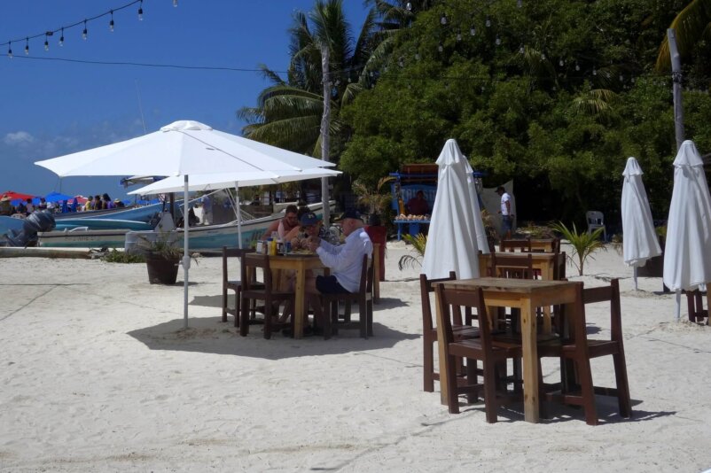 Central Beach, Isla Mujeres, by stnz.fi